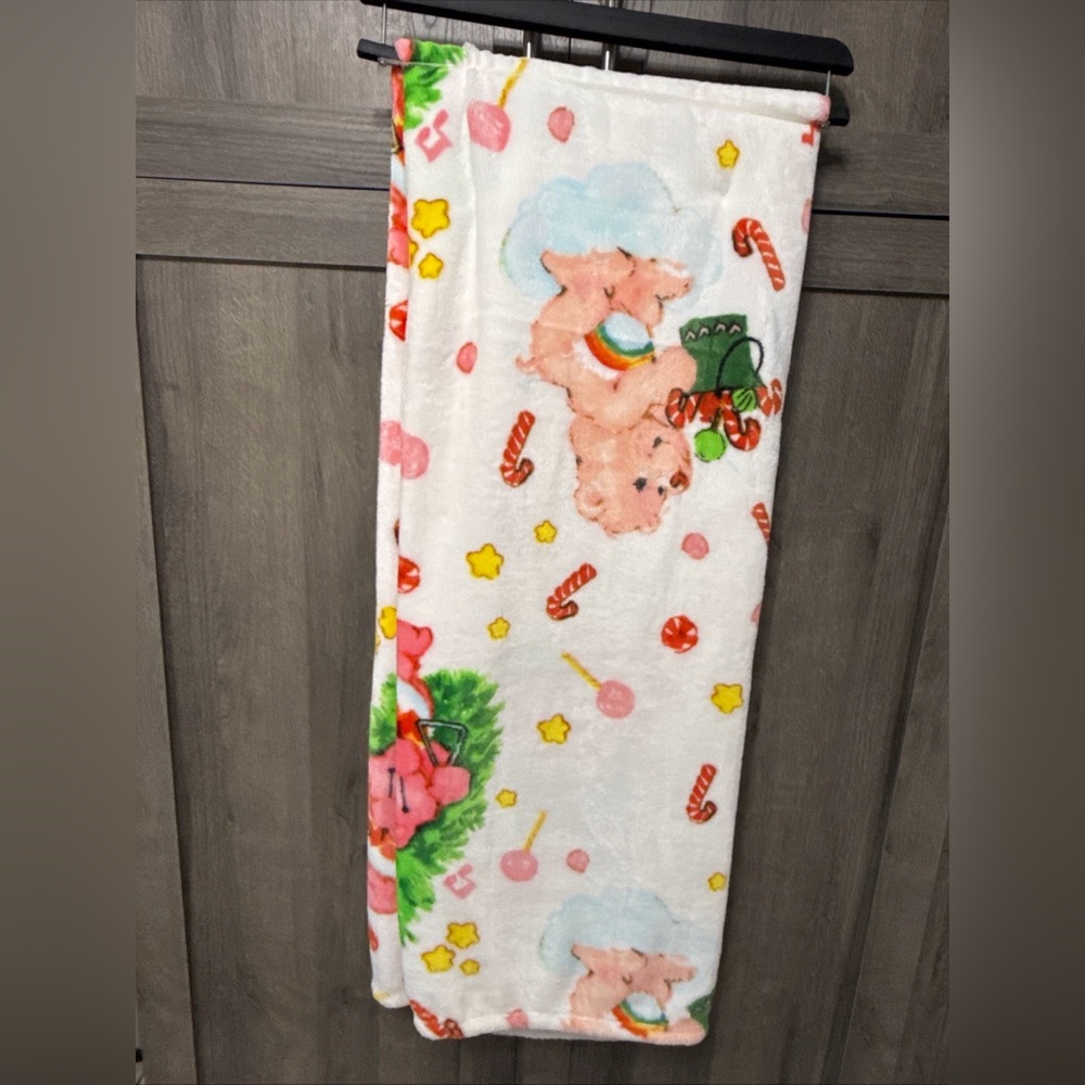 New Care Bears 50" x 70" Care Bear Christmas Caroling White Blanket On Hanger - Picture 2 of 7